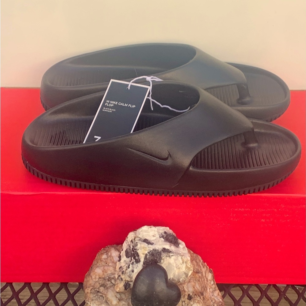 NWT NIKE CALM FLIP FLOPS WOMENS 7 BLACK